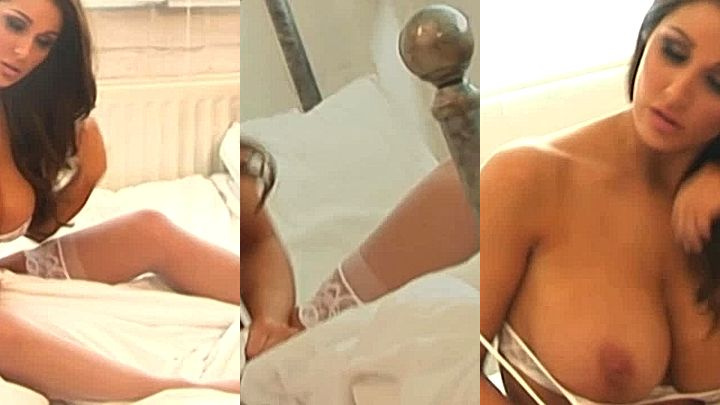 Big Tits hot british lady shwoing her big tits on bedroom leaked video