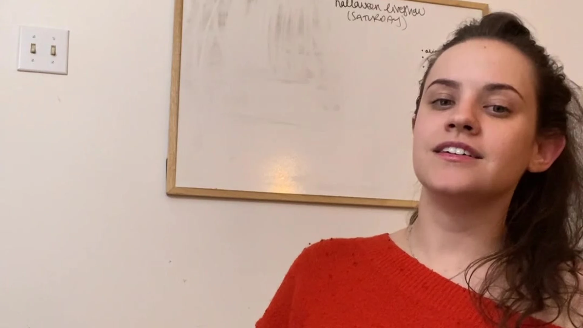 onlyfans bitch QuinnFinite plays with her pussy while giving a lecture online