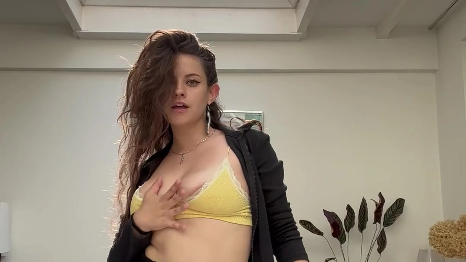 horny slut QuinnFinite dancing in front of cam while her tits