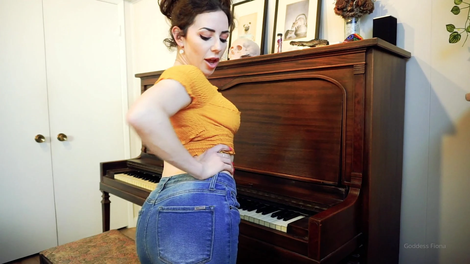 freaky model Mama Fiona shaking her titties just to make yiou hard