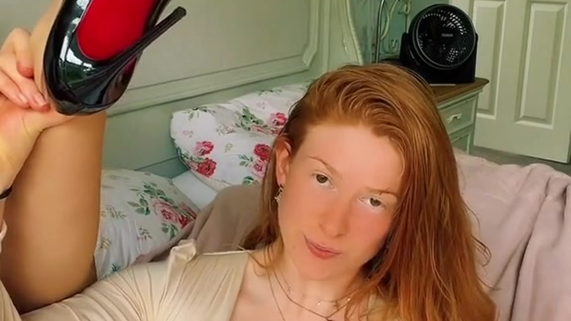 naughty onlyfans model Imogen Lucie shows her big curve big ass