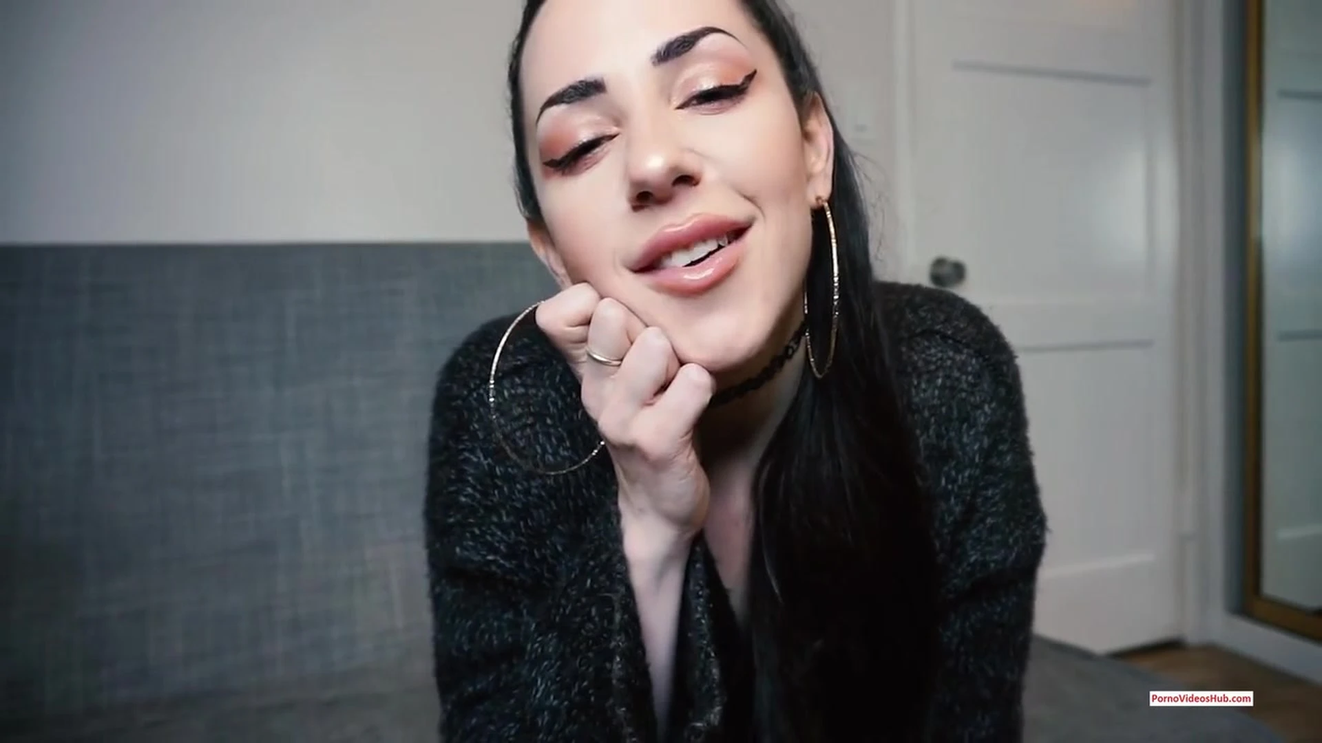 hot naughty american model Mama Fiona arches her big booty and rubs her coochie , she wish you were here to fuck her till she cums