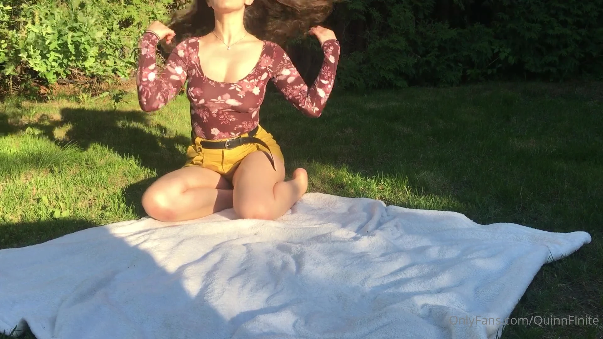 took off my shirt and rubs my hot body outdoor in the yard