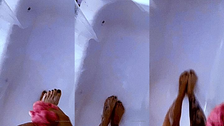 sexy american model Strawberrysquirtcake shows her feet in the bathtub, wanna suck on them