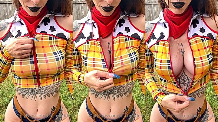 naughty american model Strawberrysquirtcake shows her huge tits in her sexy cosplay outfits