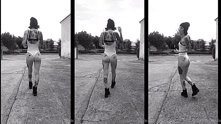 onlyfans model Strawberrysquirtcake stand tall and show her sexy juicy ass