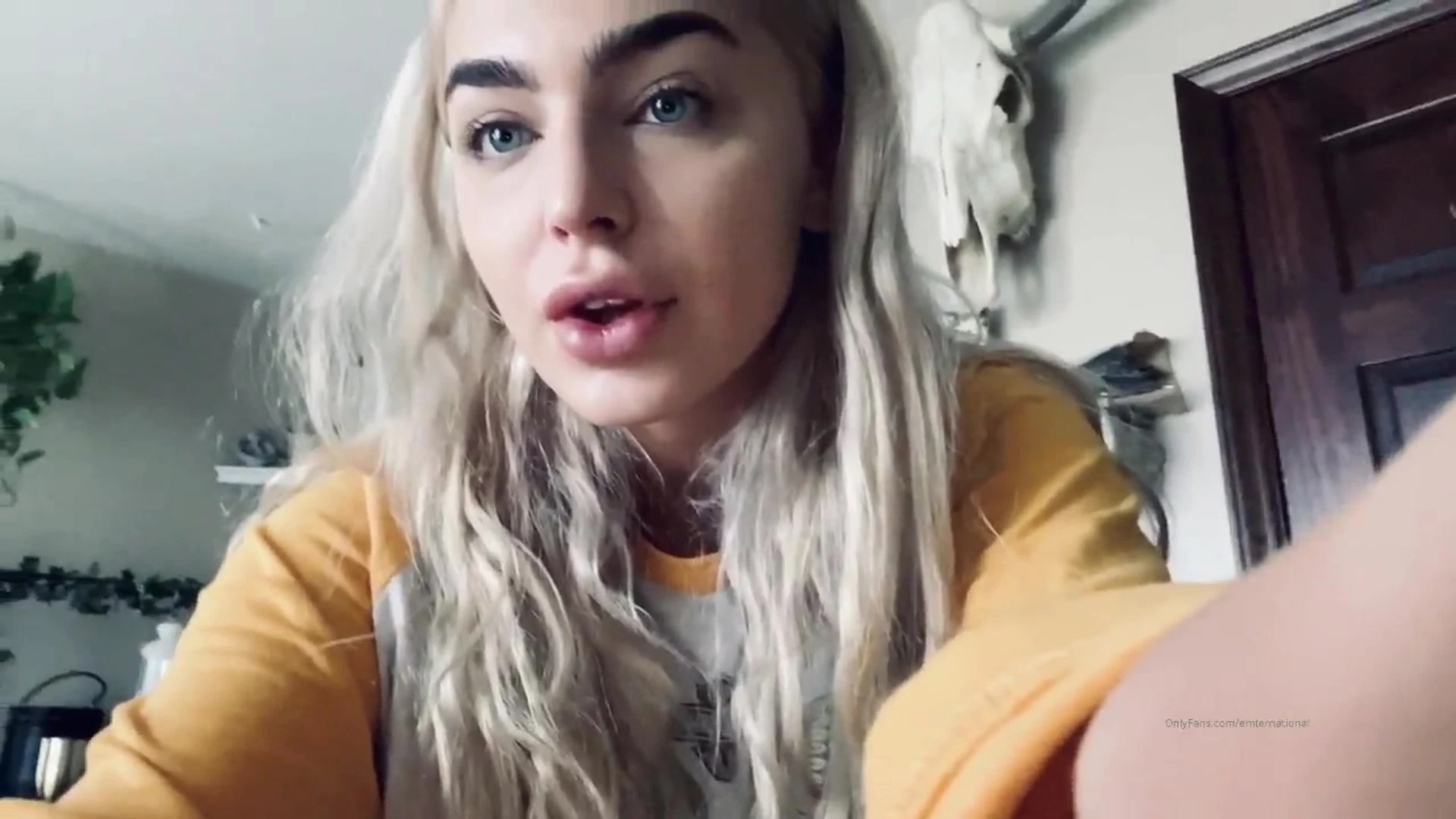 stunning girl Emily Rinaudo gag on big cock on bed before breakfast till she choke onlyfans leak porn