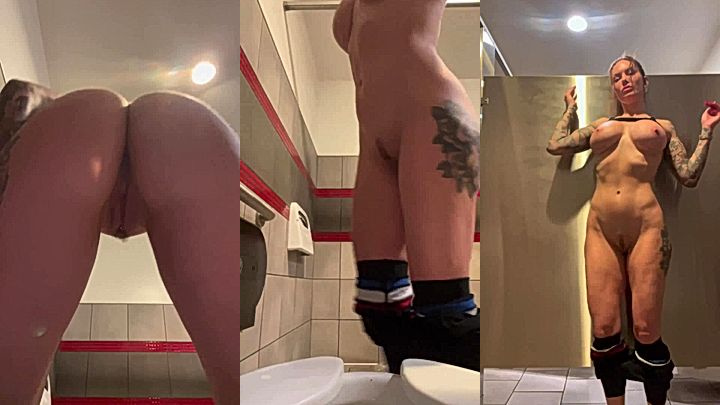 onlyfans american model Viking Barbie fingers her wet coochie in the bathroom