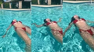 nasty hot horny babe Sophie Mudd swiming in her sexy bikini, leaked onlyfans