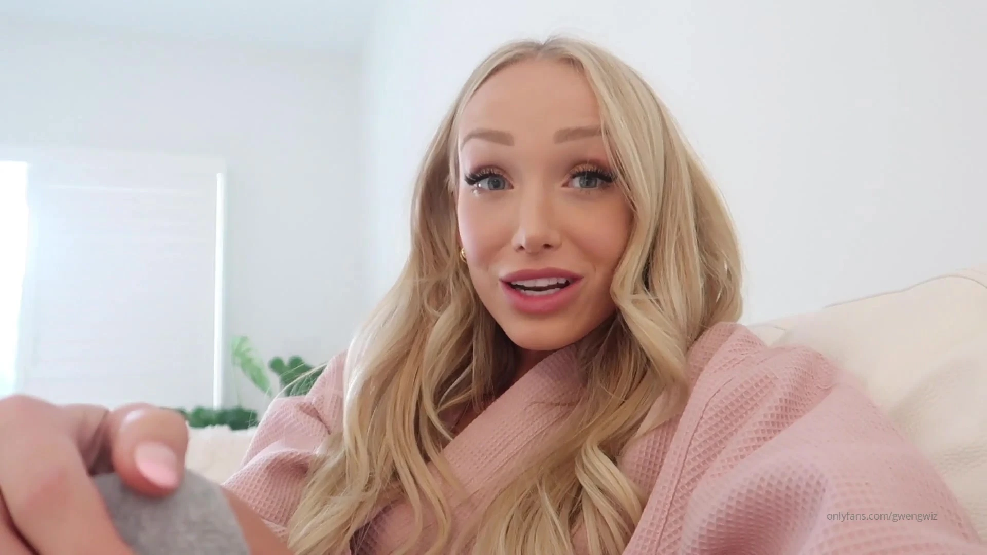 naughty girl Gwengwiz toy her pussy hard on couch till her pussy drip all over leaked onlyfans video