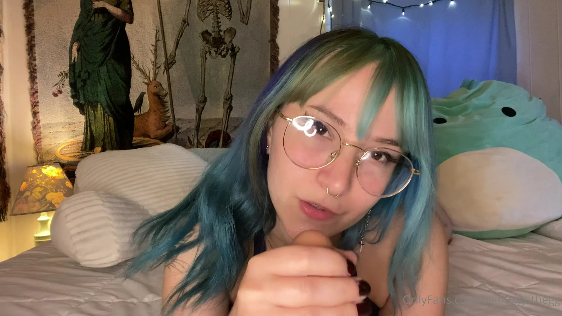 Bigtittygotheggcant help but suck on a huge cock leaked video