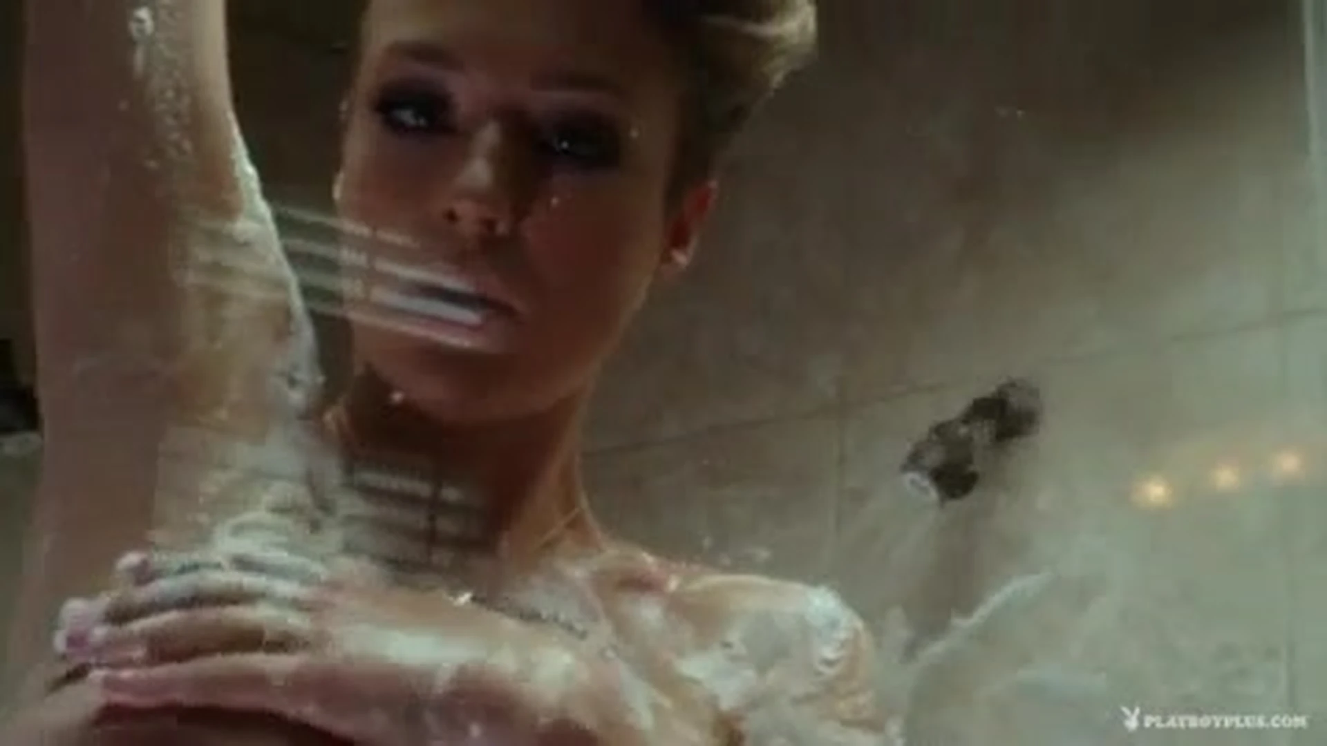 Sabrina Nichole is having a great time in her shower sessions